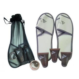 Kit Pantofole Uomo da Camera con 3 Prodotti Cosmetici da 30 ml.