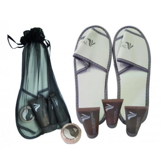 pre002 - Kit Pantofole Uomo da Camera con 3 Prodotti Cosmetici da 30 ml.